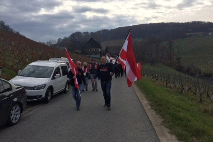 ... und sangen die österreichische Bundeshymne.