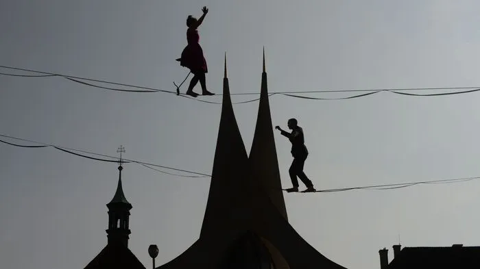 Vor der Kulisse des Emmausklosters in Prag balancieren Seilakrobaten auf Slacklines. Der Anblick ist atemberaubend - und die Aktion sicher nicht ganz ungefährlich.