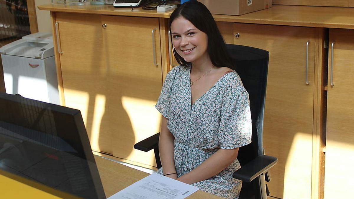 Celina Jesch absolviert ein Praktikum in der Raiffeisenbank Eberndorf