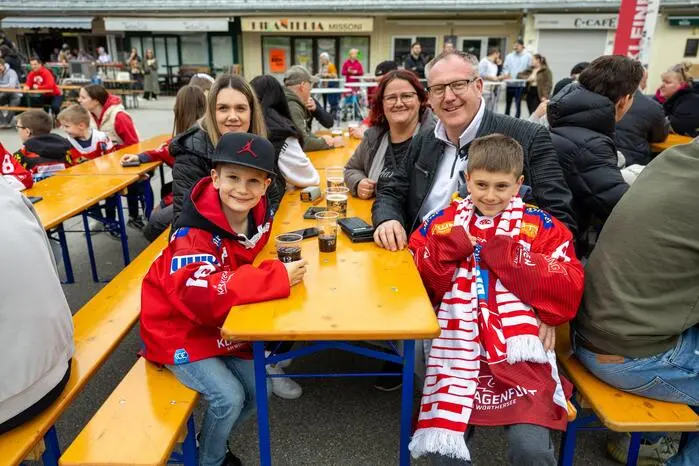 ...um den KAC beim Public Viewing am Benediktinerplatz in Klagenfurt anzufeuern.