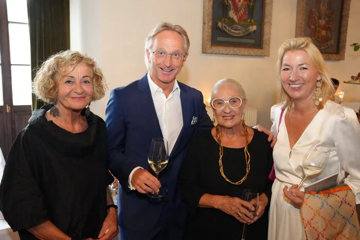 Margarethe Miklautz und Traude Gmeinböck mit den Hoteliers Hubert und Verena Koller