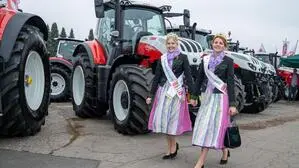 Die Narzissenhoheiten Michaela Ertlschweiger und Celin Pichler             