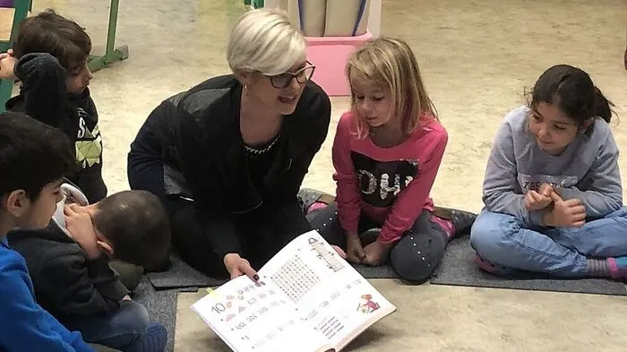 Klassenlehrerin Anita Bruckgraber bei der täglichen Arbeit mit ihren Schülern. Durch das neue Schulmodell hat sie nach eigenen Angaben mehr Zeit für die Kinder.