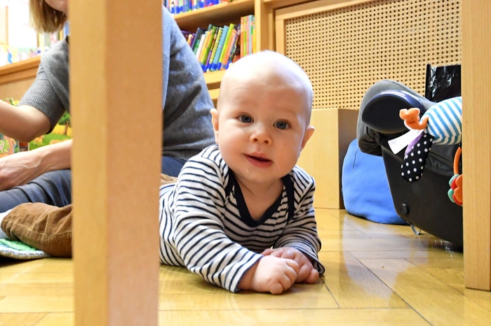 Auch ganz Kleine wie Alexander sind schon mit dabei und gewöhnen sich so an den Reiz von Geschichten und dem Lesen an sich.
