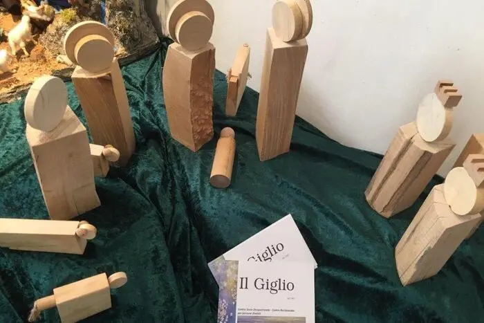Schlichtes Design aus Holz - dieses Ensemble kommt aus der italienischen Partnerstadt Porcia