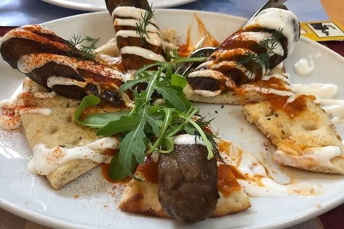 Wer "Mezze" bestellt, sollte Hunger mitbringen. Denn hier werden zahlreiche Teller mit mediterranen Köstlichkeiten serviert. Eine absolute Empfehlung.