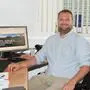 Christoph Zeiringer an seinem Arbeitsplatz im Gemeindeamt
