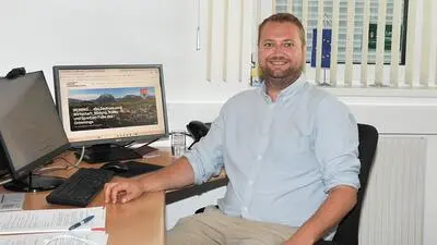 Christoph Zeiringer an seinem Arbeitsplatz im Gemeindeamt
