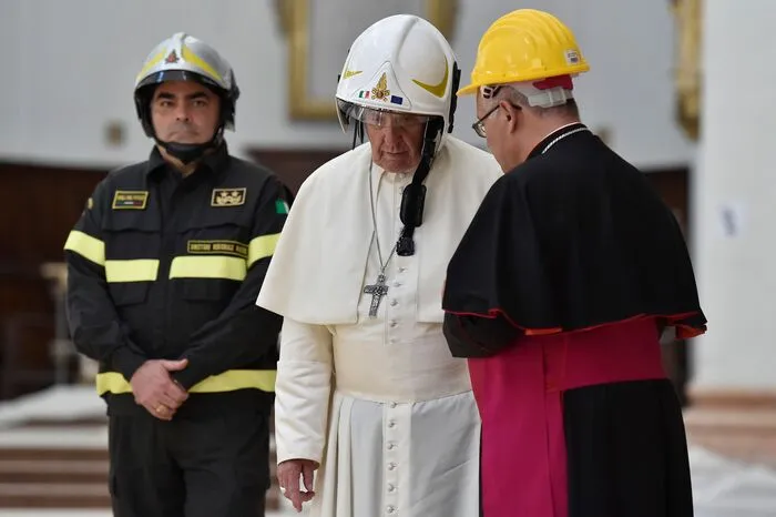 Mit einem weißen Helm auf dem Kopf besuchte der Pontifex auch die Kathedrale von Camerino, die im August und Oktober 2016 schwer beschädigt wurde.