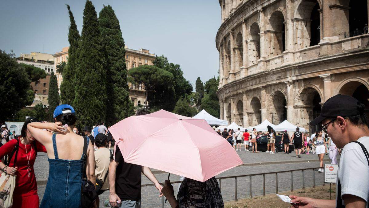 Touristen schwitzen beim Besuch des Kolosseums (29. Juni 2024)