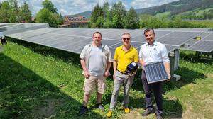 David Schabl, Hubert Steiner und Industriegrund-Besitzer Rainer Rinnhofer vor der neuen Fotovoltaik-Anlage