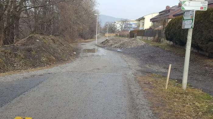 Zwischen dem Pongratz-Moore-Steg und dem Arland-Center (linkes Murufer) gibt es derzeit Ärger bei Radfahrern.