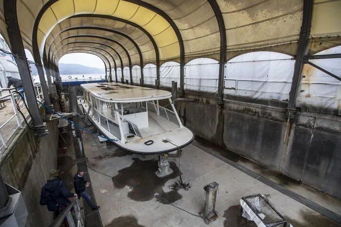 ... und das Trockendock besichtigen, wo das Elektroschiff "Maria Wörth" generalsaniert wird.