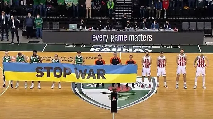 Kein einiges Bild: Links die Spieler von Zalgiris sowie das Schiedsrichterteam, rechts die Athleten von Roter Stern.