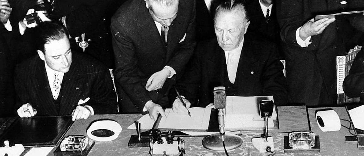 Konrad Adenauer unterzeichnet leeres Papier