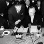 Konrad Adenauer unterzeichnet leeres Papier