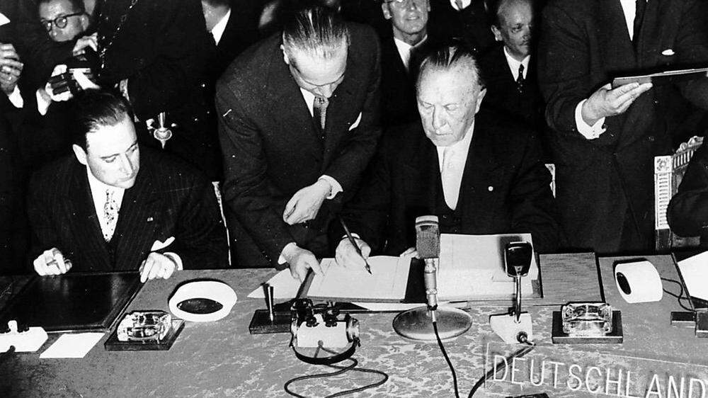Konrad Adenauer unterzeichnet leeres Papier
