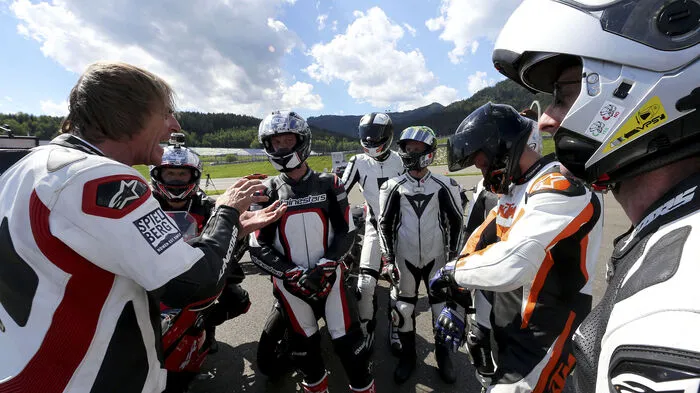 Österreichs erfolgreichster Motorrad-Rennfahrer Gustl Auinger (links) wies die Hobbyfahrer ein.