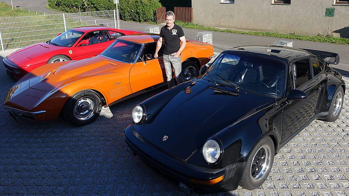 Die Sportwagen von Klaus Tappauf: Ferrari 348 GT, Corvette C3 und der Porsche 911 SC (von links nach rechts)