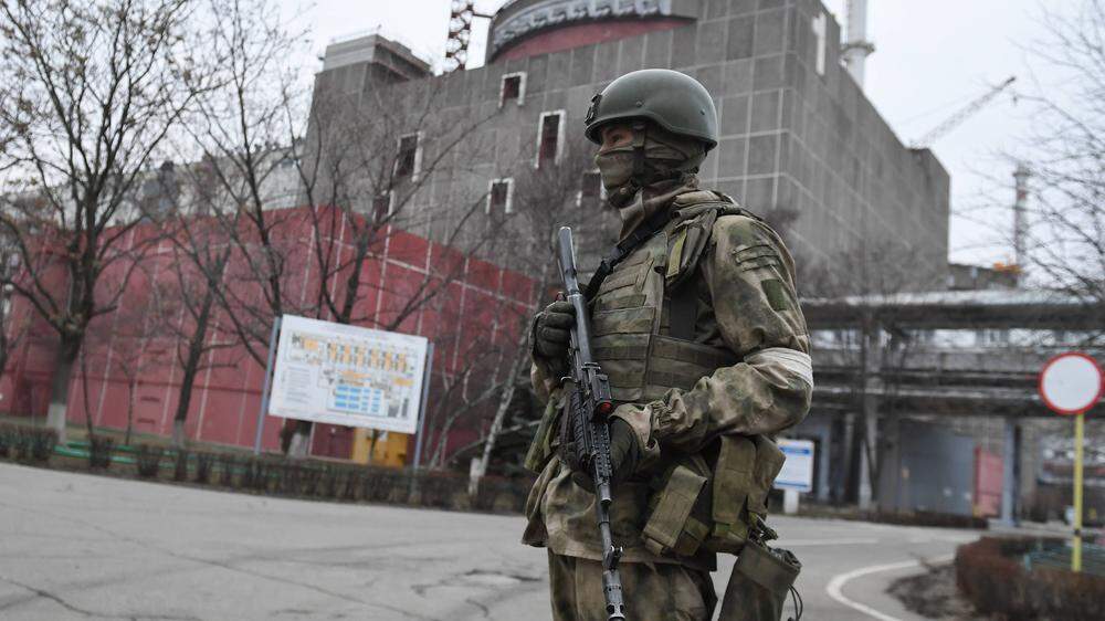 Ein russischer Soldat steht vor dem Atomkraftwerk. Die Internationale Atomenergiebehörde ist besorgt