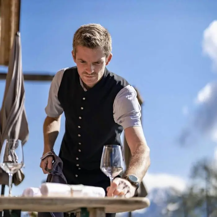 Maître Markus Gesser kredenzt aus einem erlesenen Weinsortiment