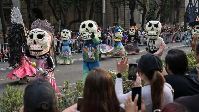 Die große Parade am Tag der Toten in Mexiko-Stadt geht zurück auf den James-Bond-Film „Spectre“ (2015). Seit damals gibt es den Umzug jedes Jahr am 2. November. Diesmal sahen sich 1,3 Millionen Zuschauer das bunte Spektakel an.
