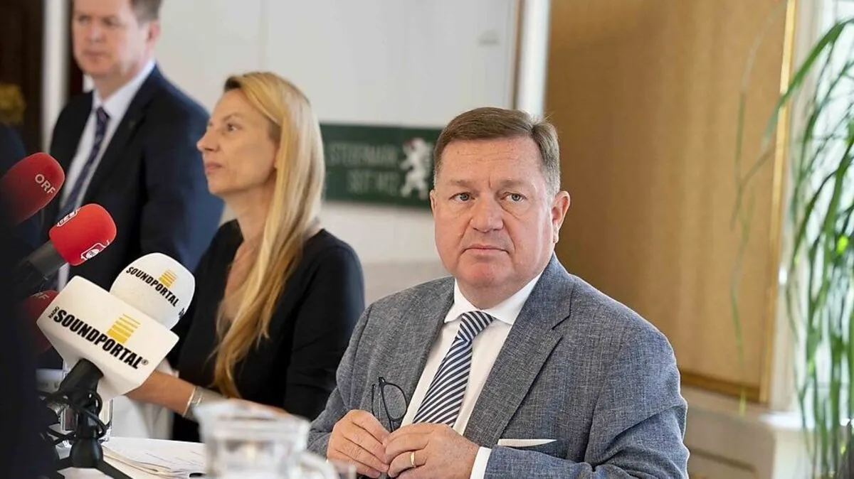 Personallandesrat Werner Amon, Spitalslandesrätin Juliane Bogner-Strauß und Ulf Drabek (Kages; v. r.) bei der Vorstellung der Gehaltsreform
