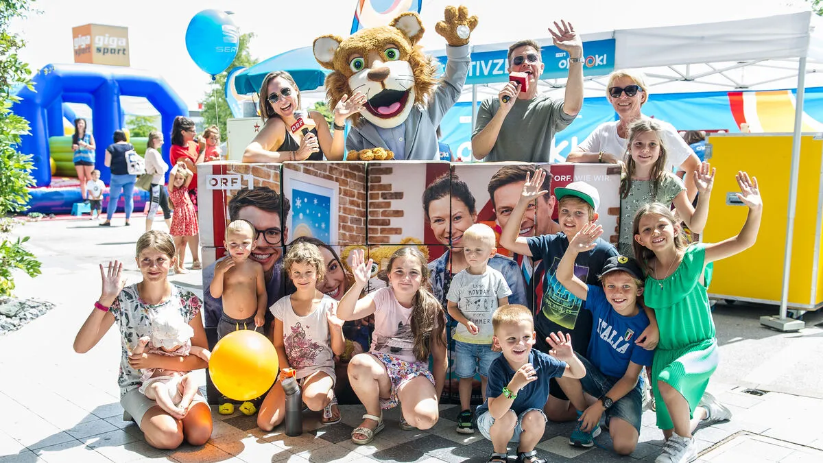 Die Moderatoren Melanie und ORF-Star Robert Steiner und Doris Kapuy (Marketing Neukauf Villach) mit begeisterten Kindern 