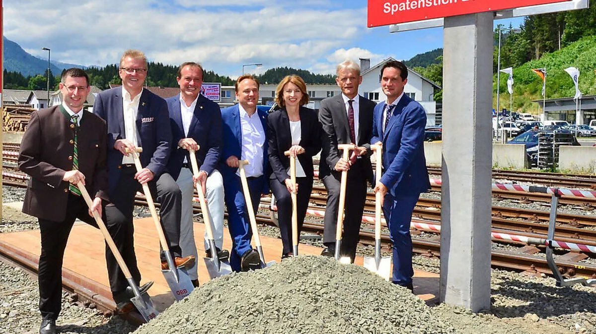 Spatenstich: Alfred Altersberger, Reinhard Antolitsch, Ulrich Zafoschnig, Siegfried Ronacher, Gaby Schaunig, Franz Bauer und Ronny Rull 