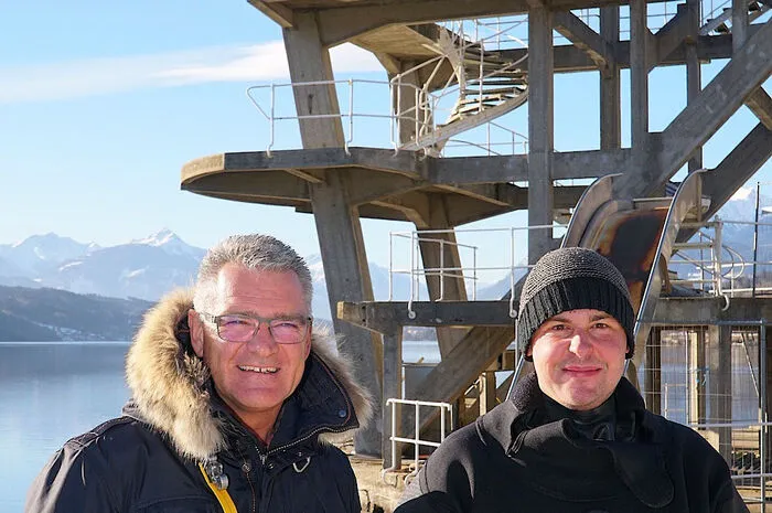 Alexander Thoma, Geschäftsführer der Bäderbetriebe, und Marco Moser, der tauchend die Arbeiten am Sprungturm ausführt.