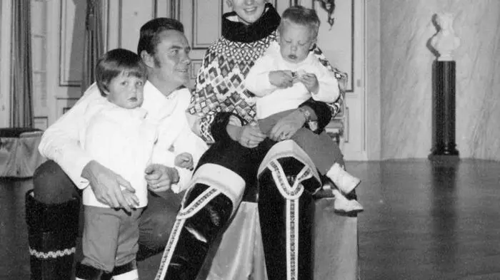  Margrethe, die 1940 geboren wurde als Dänemark noch unter deutscher Besatzung stand, wurde erst durch eine Änderung in der Thronfolge 1953 zur Kronprinzessin. Mit ihrem 2018 verstorbenen Mann - den französischen Diplomaten Graf Henri de Laborde de Monpezat - bekam Margrethe zwei Kinder,     Kronprinz Frederik und Prinz Joachim. 