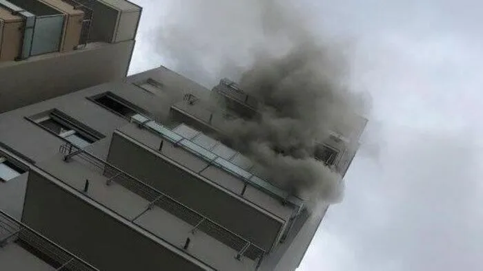 In der Wohnung war der Brand bereits sehr weit fortgeschritten – der Rauch war auch von der Straße aus deutlich zu sehen