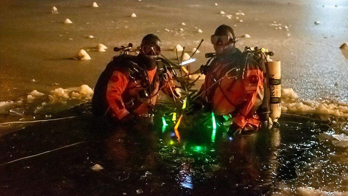 Taucher der Österreichischen Wasserrettung versenkten einen Christbaum