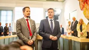 Von links: Ersatzmitglied Ralph Sternjak (SPÖ) und der neue Landeshauptmann Daniel Fellner (SPÖ)