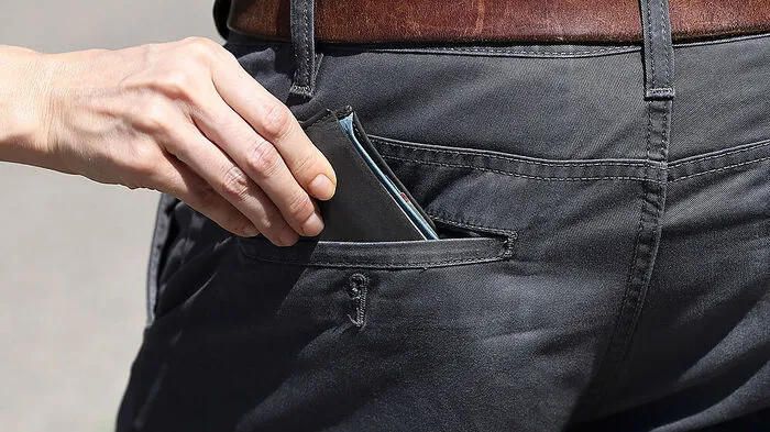 Brieftaschen in Gesäßtaschen locken Diebe an