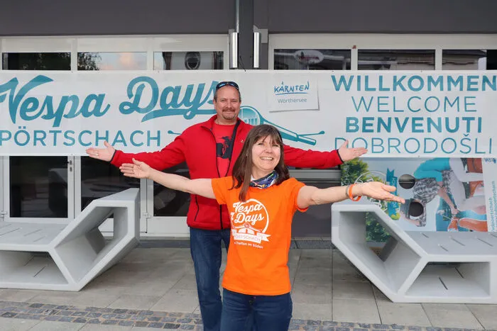 Am Foto von Links: Jörg Damitz und Peggy Harris vom Vespa Club Gießen aus Deutschland.
