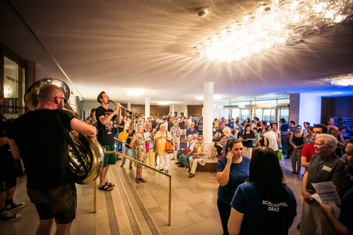 Ein Theater- und Volksfest, mit Flashmob, Speed Dating, Kinderlesungen, Bühnenshows und vieles mehr.