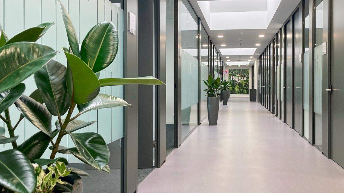 Der neue Regus Coworking- und Office-Space in Klagenfurt bietet ein modernes Arbeitsumfeld für alle, die flexibel arbeiten