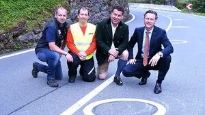 Ellipsen als Sondermarkierungen auf der  Großglockner Hochalpenstraße Thomas Noel (technischer Leiter), Martin Winkelbauer (Kuratorium für Verkehrssicherheit), Verkehrslandesrat Hans Mayr und Johannes Hörl (Vorstand Großglockner Hochalpenstraßen AG) 