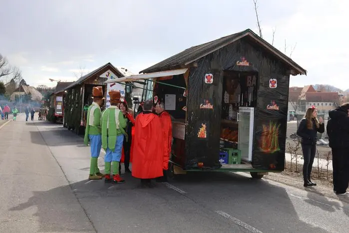 Der Einzug der Maskierten auf dem Hauptplatz wurde von hunderten Zusehern bejubelt und im Anschluss ausgelassen mit Krapfen und Getränken gefeiert