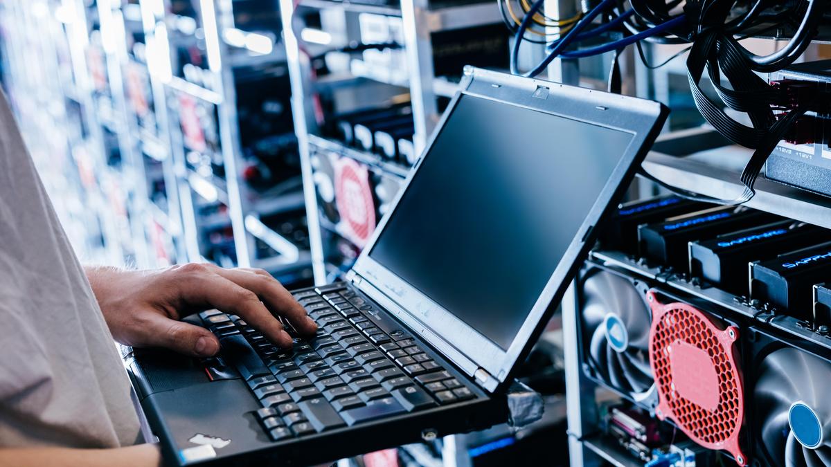 Ein Mann mit einem Laptop in einem Datenraum | Nicht nur elektronisch wird die Arbeitswelt immer komplizierter