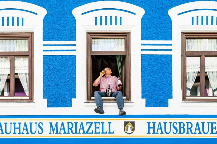 März: Hannes Girrer vom Brauhaus Mariazell hat sich ein gemütliches Platzerl im frisch gestrichenen Haus gesucht, Viktor Sator hat abgedrückt.