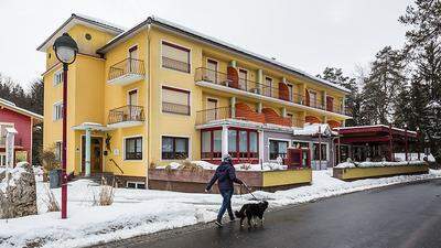 Das Hotel Seeblick an der Westuferstraße liegt direkt im touristischen Zentrum von St. Kanzian