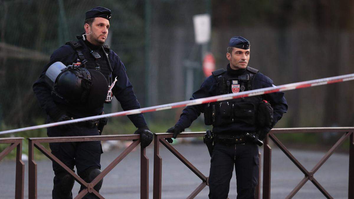 Erst am Freitag war im Pariser Vorort Villejuif ein mit einem Messer bewaffneter Mann auf Passanten losgegangen und hatte dabei &quot;Allah Akbar&quot; gerufen