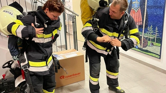 Jasmin Fischer und Hannes Schreiber kurz vor dem Abgang im Feuerwehrhaus