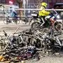 Zahlreiche Verletzte, abgefackelte Polizeiautos und weitläufige Verwüstung