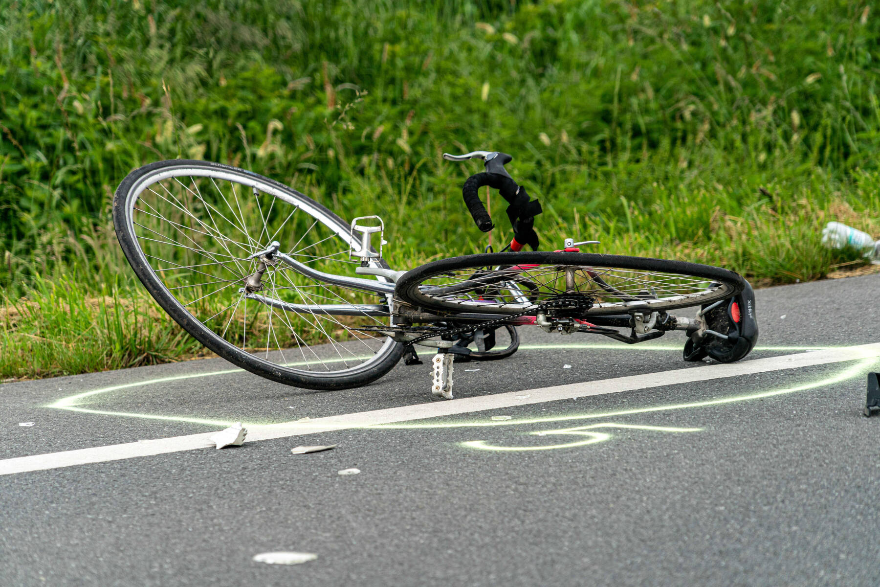 Verletzt im Krankenhaus : Radfahrer vermeidet Zusammenstoß mit Auto, landet aber im Straßengraben