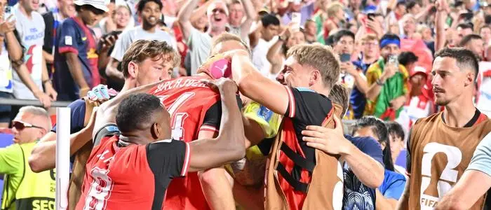 Sasa Kalajdzic wird nach dem 3:3 geherzt, umarmt – und kassiert auch zahlreiche „Gratulations-Watschen“