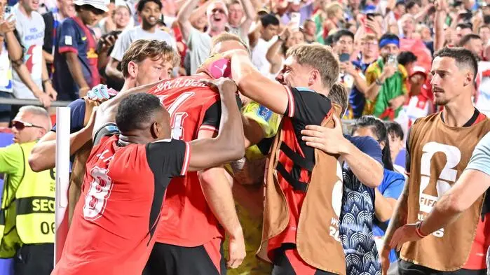 Sasa Kalajdzic wird nach dem 3:3 geherzt, umarmt – und kassiert auch zahlreiche „Gratulations-Watschen“ 