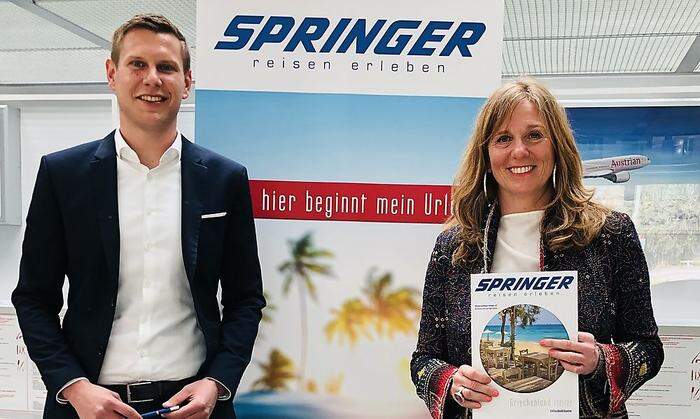 Flughafen-Marketingleiter Maximilian Wild und Andrea Springer von Springer Reisen haben den Skiathos-Flug präsentiert